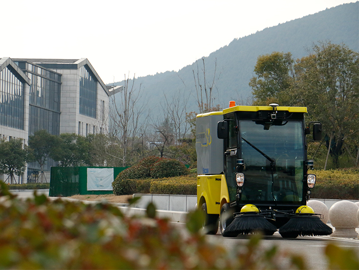 江南无人驾驶扫路机在徐州珠山艺术街区作业