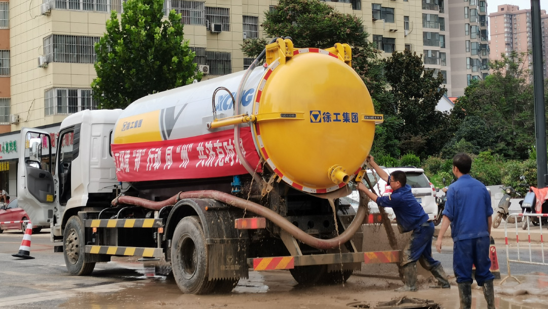 江南吸污车驰援郑州特大暴雨